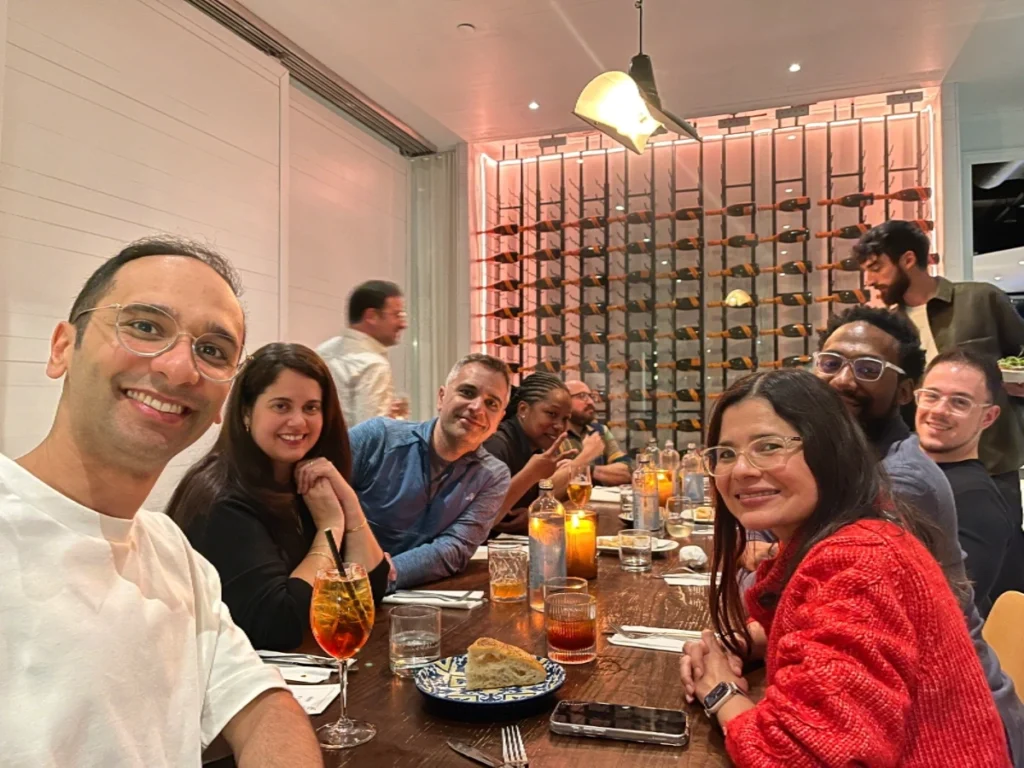 Amin Foroutan, Aleyda Solis, Steve Toth, Ross Simonds, and Kevin Indig chatting around the dinner table.