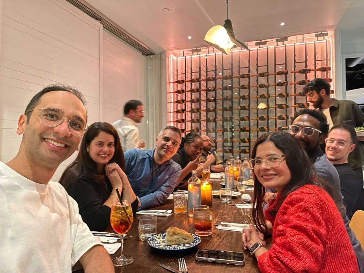 Amin Foroutan, Aleyda Solis, Steve Toth, Ross Simonds, and Kevin Indig chatting around the dinner table.